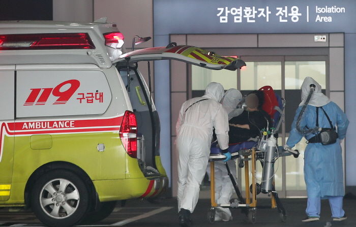 정부 “중환자 병실 비워라”...중증환자 병실 이동 요구에 중환자 22명 숨져