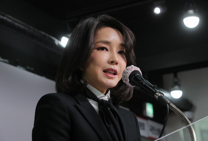 尹 아내 김건희 “결혼 후 어렵게 임신했는데 남편 직장 일에 아이 잃어”