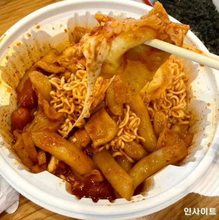 방탄 덕분에 비빔면 양 늘어나자 “엽떡 비싸다 한 번만 말해주세요!” 요청 중인 아미들