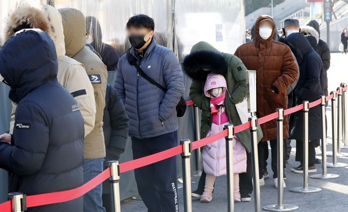 어제(27일) 코로나19 확진자 3천 865명...한달여 만에 3천 명대