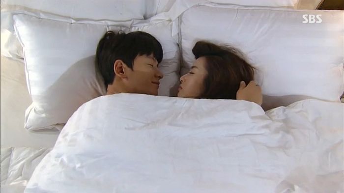 크리스마스에 ‘꿀피부’ 여친과 첫날밤 보내다 ‘등드름’ 본 남자가 올린 고민글