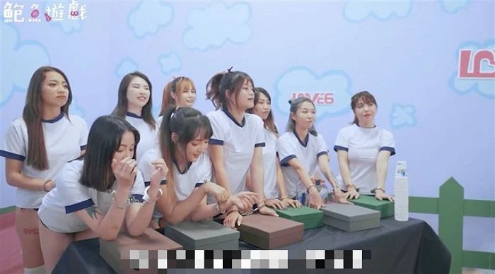 ‘오징어 게임’ 성인 영화 찍어 대박나자 AV 여배우 12명 불러 ‘19금 게임’ 생중계한 제작자