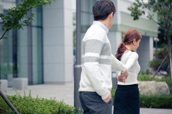 승강기 문에 끼인 여친 모른척하더니 사람들 없어지니까 ‘괜찮냐’ 물어본 남친