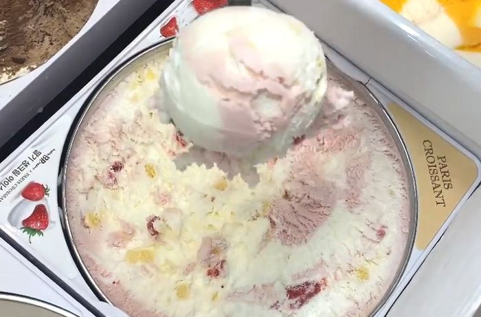 부드러운 생크림에 딸기 과육 콕콕 박힌 배라 1월 이달의 맛 ‘딸기 생크림’ 아이스크림