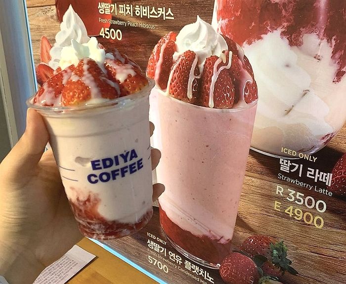 딸기 라떼에 ‘제철 생딸기+생크림’ 듬뿍 얹은 이디야 신상 플랫치노