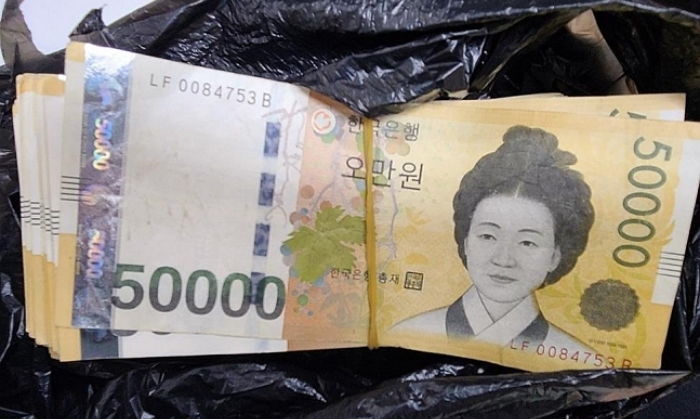 폐지팔아 모은 1천만원 검은 비닐봉투에 담아 기부한 70대 할아버지