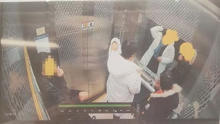 아파트 엘리베이터에서 노마스크로 담배 피운 남성들 안내문에 박제해 참교육한 경비원