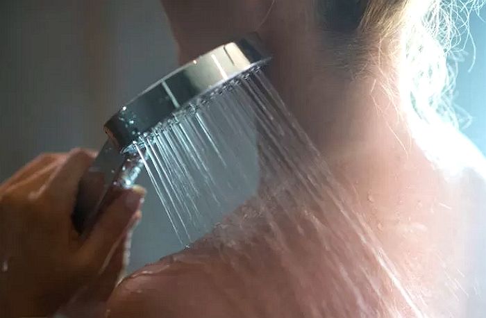 사장실 바로 옆에 ‘특수 거울’ 설치한 샤워장 만들어 여직원들 훔쳐본 사장