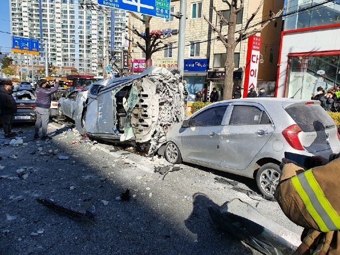 부산 홈플러스 5층 주차장 벽 뚫고 택시 추락...70대 운전자 사망