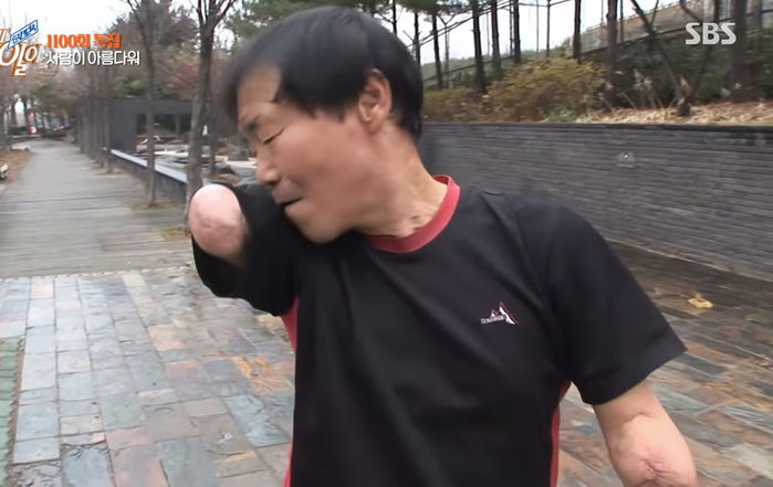 감전 사고로 양팔 절단했는데 자식들 위해 ‘페트병 의수’ 차고 폐지 줍는 아저씨 (영상)