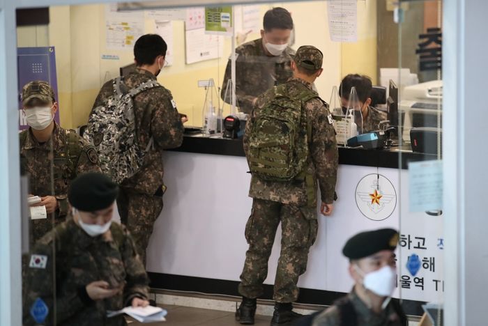 군인들 내일부터 ‘월급’ 오른다...“병장 60만원→67만원”