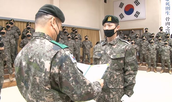 서강준, 백골 신병교육대서 ‘사단장 표창’ 받으며 1위 수료 (영상)