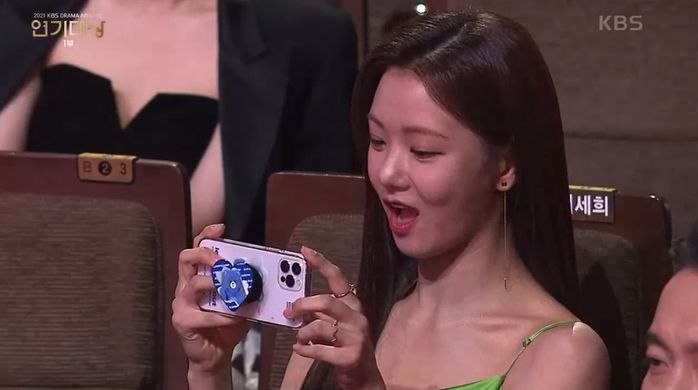 처음 와본 ‘시상식’ 신기한지 휴대폰 들고 직캠 찍는 ‘신사와 아가씨’ 이세희
