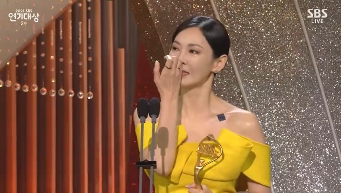김소연, ‘2021 SBS 연기대상’ 영예의 대상...“남편 이상우 감사하고 진심으로 사랑”