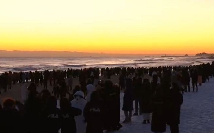 오늘(1일) 코로나 확산에도 ‘일출’ 보려 동해바다 해변 꽉 채운 시민들 (영상)