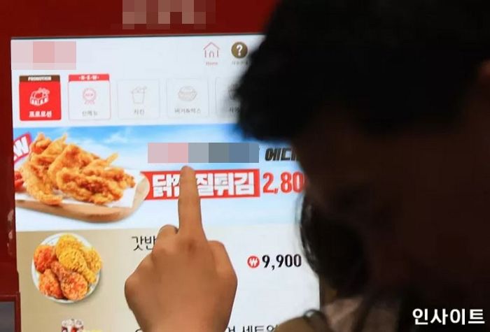 햄버거 가게서 ‘키오스크’ 어려워 주문 못하고 빈손으로 돌아와 눈물 쏟은 엄마