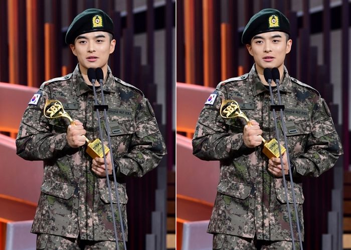 시상식서 ‘군복’ 차림으로 깜짝 등장해 ‘트로피’까지 거머쥔 배우의 정체