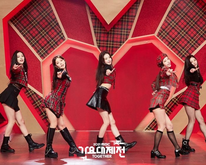 레전드 무대로 남을 거 같은 ‘걸그룹’ 비주얼 멤버들의 ‘첫사랑니’ 콜라보 무대 (영상)