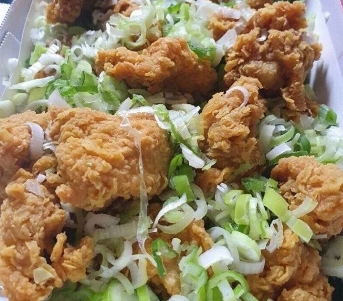 파닭 시켰는데 파채 대신 설렁탕용 파 솔솔 뿌려 보내준 치킨집 사장님