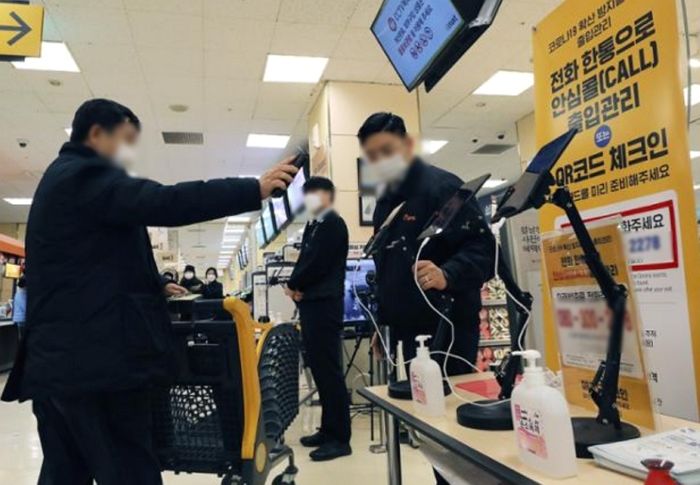 “식당서 ‘혼밥’ 되는데 마트서 장 보는 건 불가”... 방역패스 형평성 논란