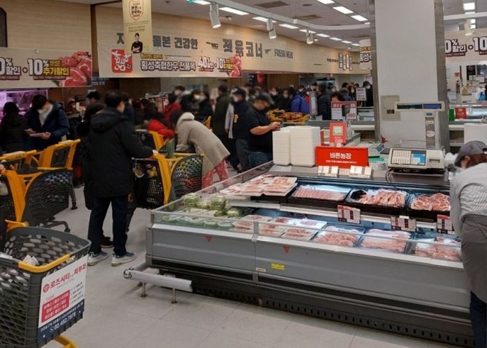 어제(1일)부터 시작된 한우 ‘반값’ 세일에 새해부터 이마트에 몰려든 사람들