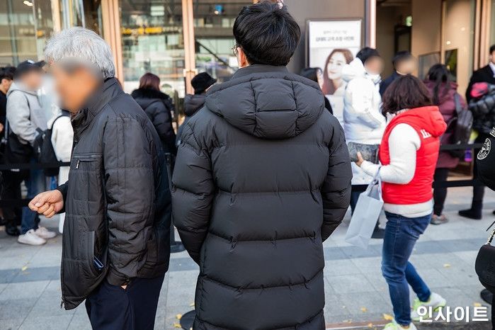 커플 반지 맞추러 명품관 가는데 ‘롱패딩’ 입고 온 남친 보고 토라진 여친