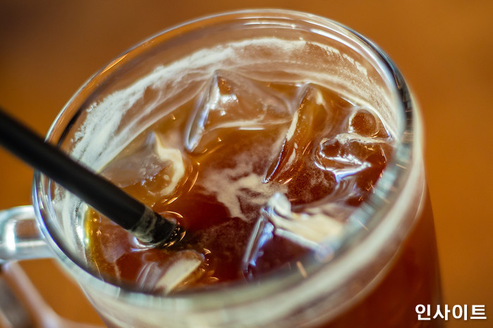 아메리카노 1만5천원인데 얼음 추가하면 4천원 더 받는 강남 고급 카페 근황