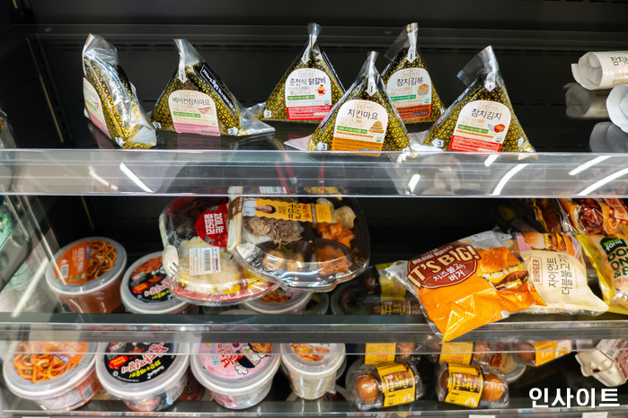 편의점 김밥 ‘유통기한’ 긴 거 사려하는 손님을 본 점주가 인상쓰며 던진 핀잔