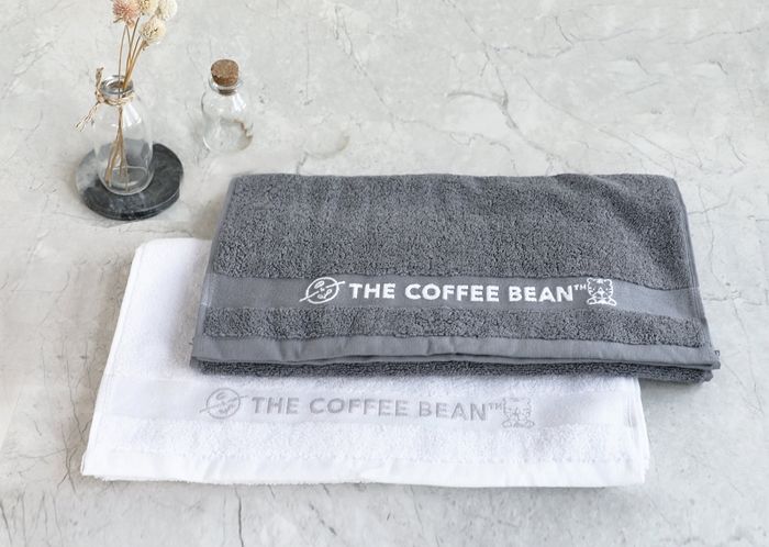 ‘돌잔치 에디션’이라 놀림당하는 커피빈의 8900원짜리 신년 ‘수건 굿즈’