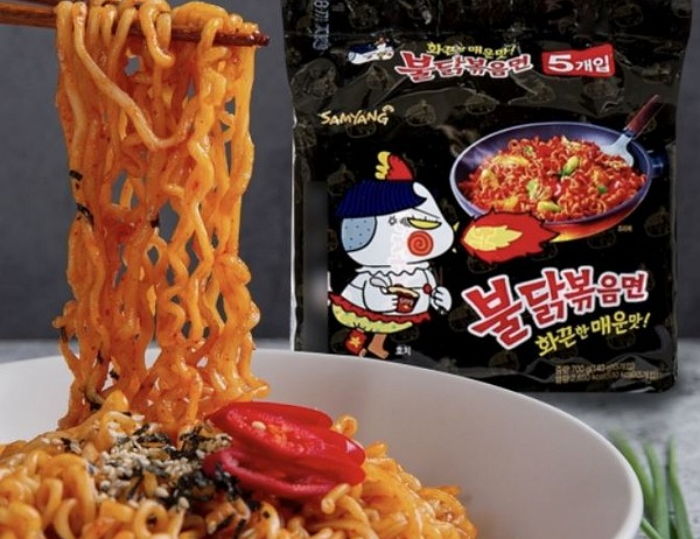 한국 ‘불닭볶음면’ 잘 팔리자 중국 기업이 작정하고 만든 ‘짝퉁’ 불닭볶음면