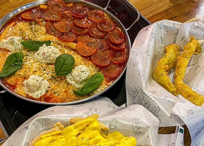 떡볶이 위에 ‘치즈·페퍼로니’ 잔뜩 올려 맛있다 난리 난 청년다방 신상 ‘피자로니 떡볶이’