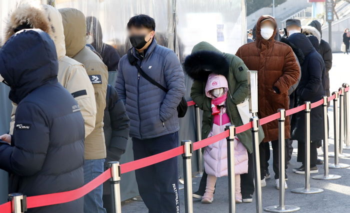 정부, 면역저하자 4차접종 검토...전문가들 “부작용 어떡할 건가”