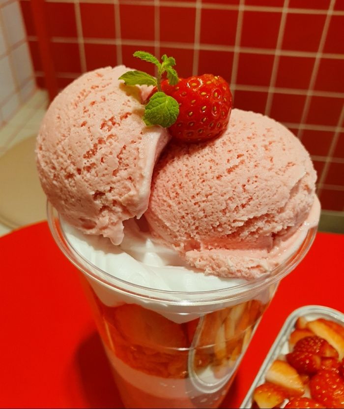 딸기 스무디에 ‘시리얼+아이스크림+생딸기’ 잔뜩 올린 쥬씨 신상 ‘생딸파르페’