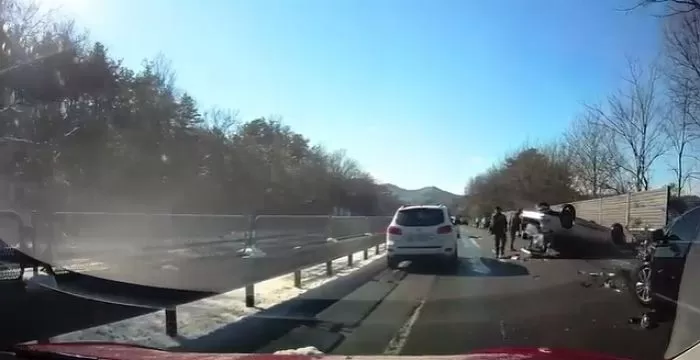 국도서 쌩쌩 달리다 전복된 차량에 들이받더니 ‘운전자 바꿔치기’ 시도한 여성