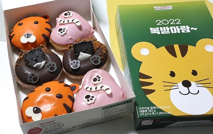 알바생들이 직접 그려서 대참사(?)난 크리스피크림도넛 신상 ‘호랑이 도넛’