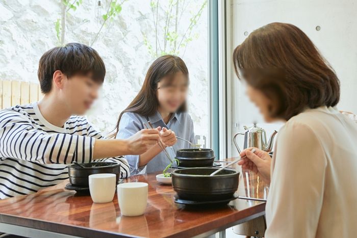 밥·냉면 안먹을 것처럼 하더니 음식 나오니까 ‘한입만’하는 엄마에게 폭발한 여고생 딸