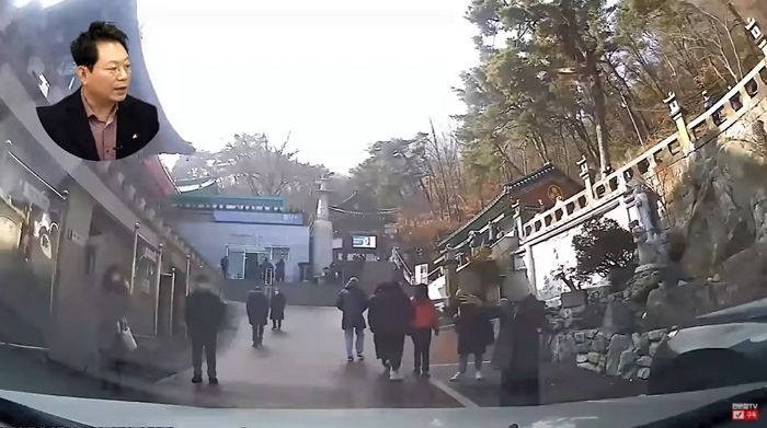 주차장서 ‘우리가 자리 맡아놨다’며 자동차 몸으로 막아선 모녀 (영상)