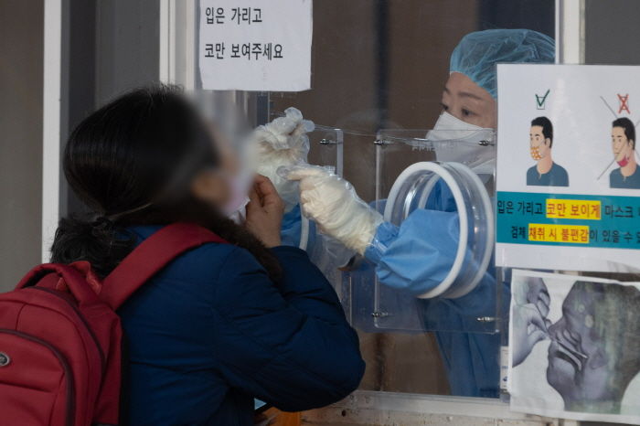 앞으로 확진자 밀접 접촉해도 무증상이면 ‘PCR 검사’ 못 받는다