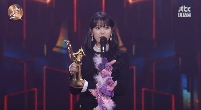 아이유, ‘골든디스크’서 데뷔 첫 음반 본상 수상...“모든 처음은 유애나와♥”