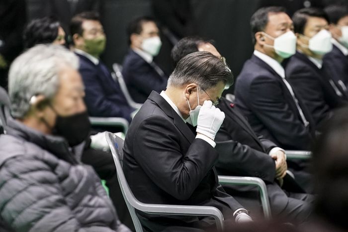 청와대가 공개한 순직 소방관 영결식서 눈물 훔치는 문 대통령 사진