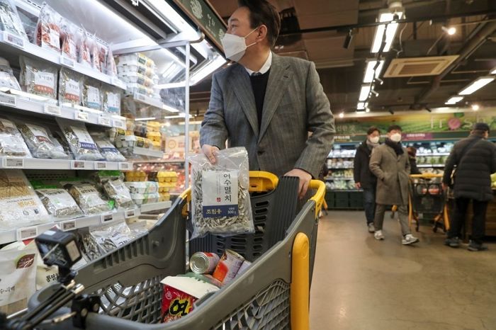 “비과학적 주먹구구 방역패스 정책 폐기해야”...마트서 장 본 다음날 ‘방역패스’ 저격글 올린 윤석열