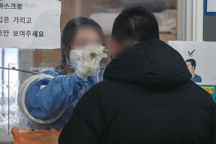 어제(9일) 국내 코로나 확진자 3007명...해외 유입 사례 빠르게 증가 중