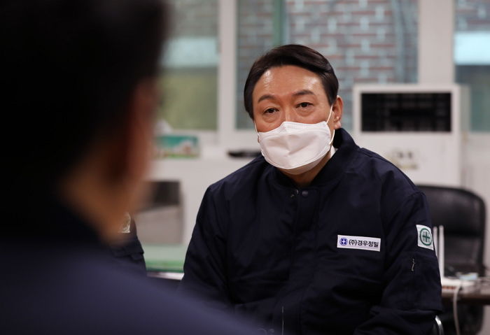 윤석열의 ‘군인 병사 월급 200만원’ 공약에 여초 커뮤에서 나오는 반응