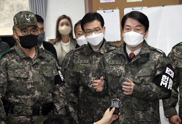 “부사관·장교 월급은 어떻게?”...윤석열 ‘병사 200만원’ 공약에 안철수가 던진 질문