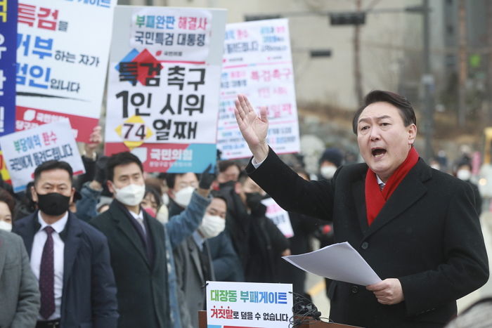 ‘여가부폐지·병사 월급 200만원’ 내놓고 3주 만에 이재명 ‘역전’한 윤석열의 지지율