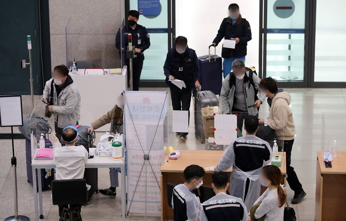 확진자 ‘1천명’ 이상 폭증...어제(11일) 하루 국내 신규 확진자 4,388명