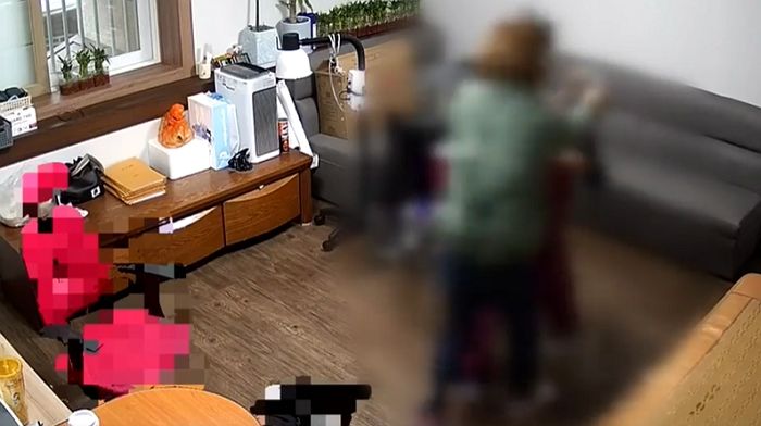 단체로 달려들어 80대 치매 노인 학대하는 노인보호센터 직원들 (CCTV 영상)