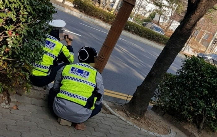 “벌금 딱지 떼려고?”...횡단보도 근처서 잠복근무 중이라며 공유되는 교통경찰 사진