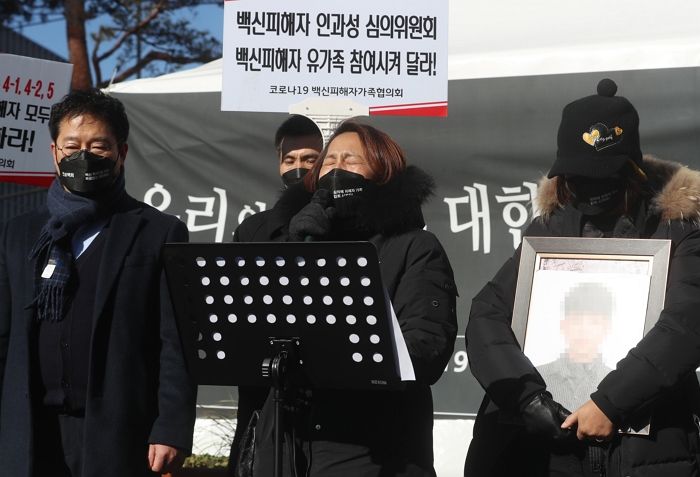 “친구들은 졸업사진 찍는데”...백신 맞은 후 숨진 고3 아들 대신 졸업장 받으러 간 엄마