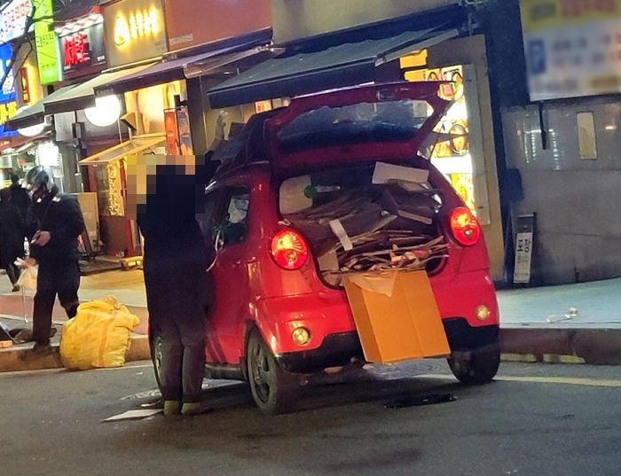 경차로 폐지 싹쓸이해 구루마에 폐지 주워담는 할머니들 울린 해운대 ‘마티즈 빌런’